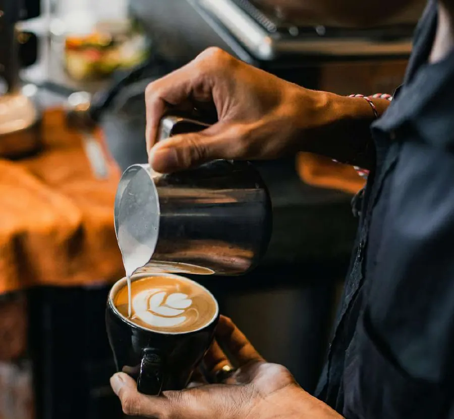 Barista sirviendo arte latte